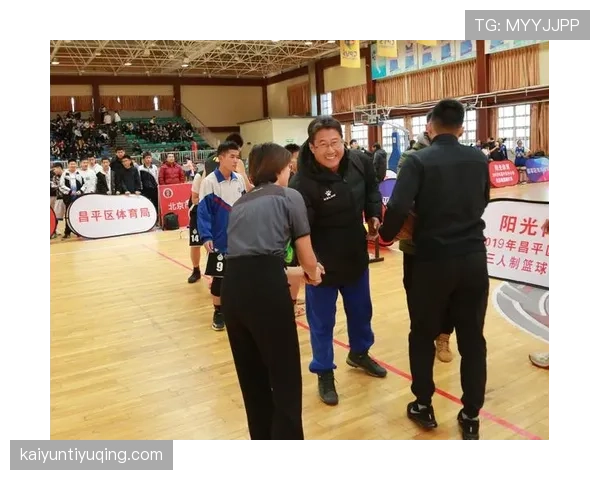 篮球场上裁判意见分歧时如何协商判罚流程？详解操作规则